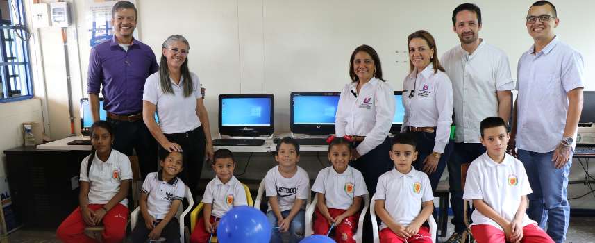 La Humboldt donó computadores y elementos tecnológicos a colegio rural de Quimbaya